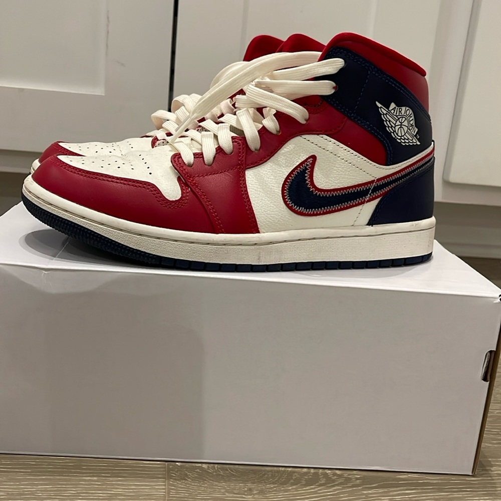 Womens Air Jordan 1 MID SE , Size9-gym red/ navy sail.Great condition.Worn twice